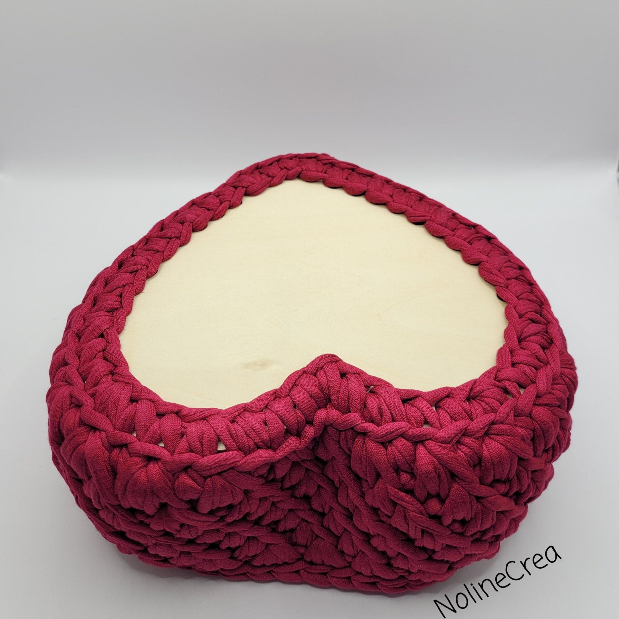 panier de rangement au crochet en forme de cœur rouge, base en bois