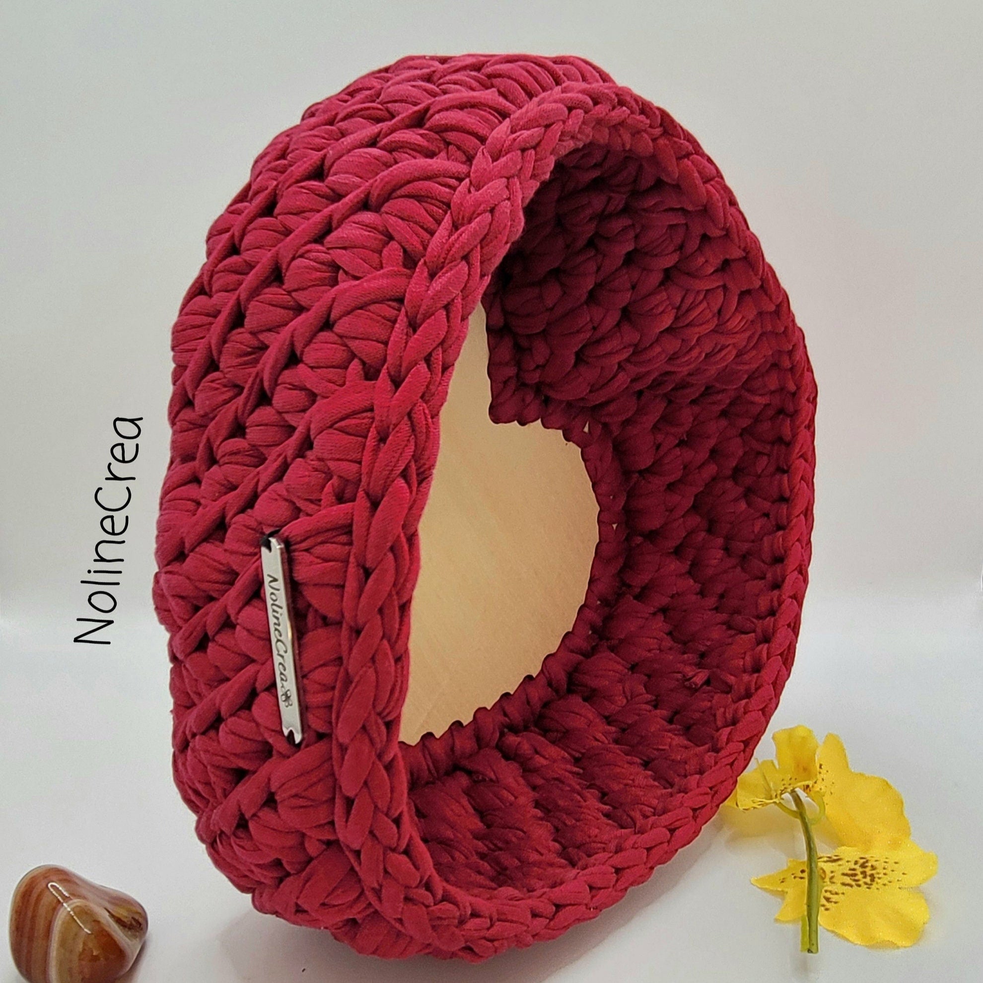 panier de rangement au crochet en forme de cœur rouge, base en bois