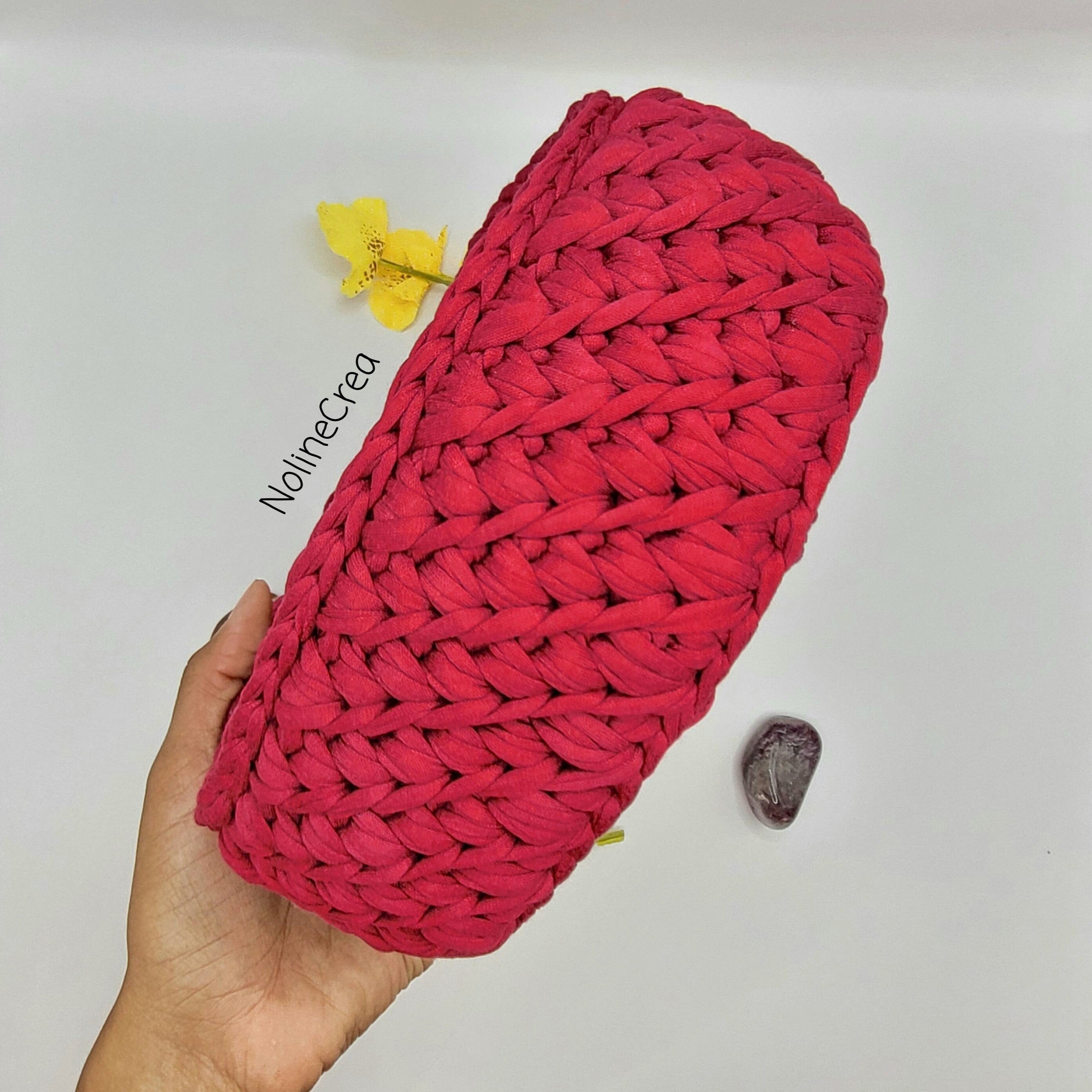 panier de rangement au crochet en forme de cœur rouge, base en bois
