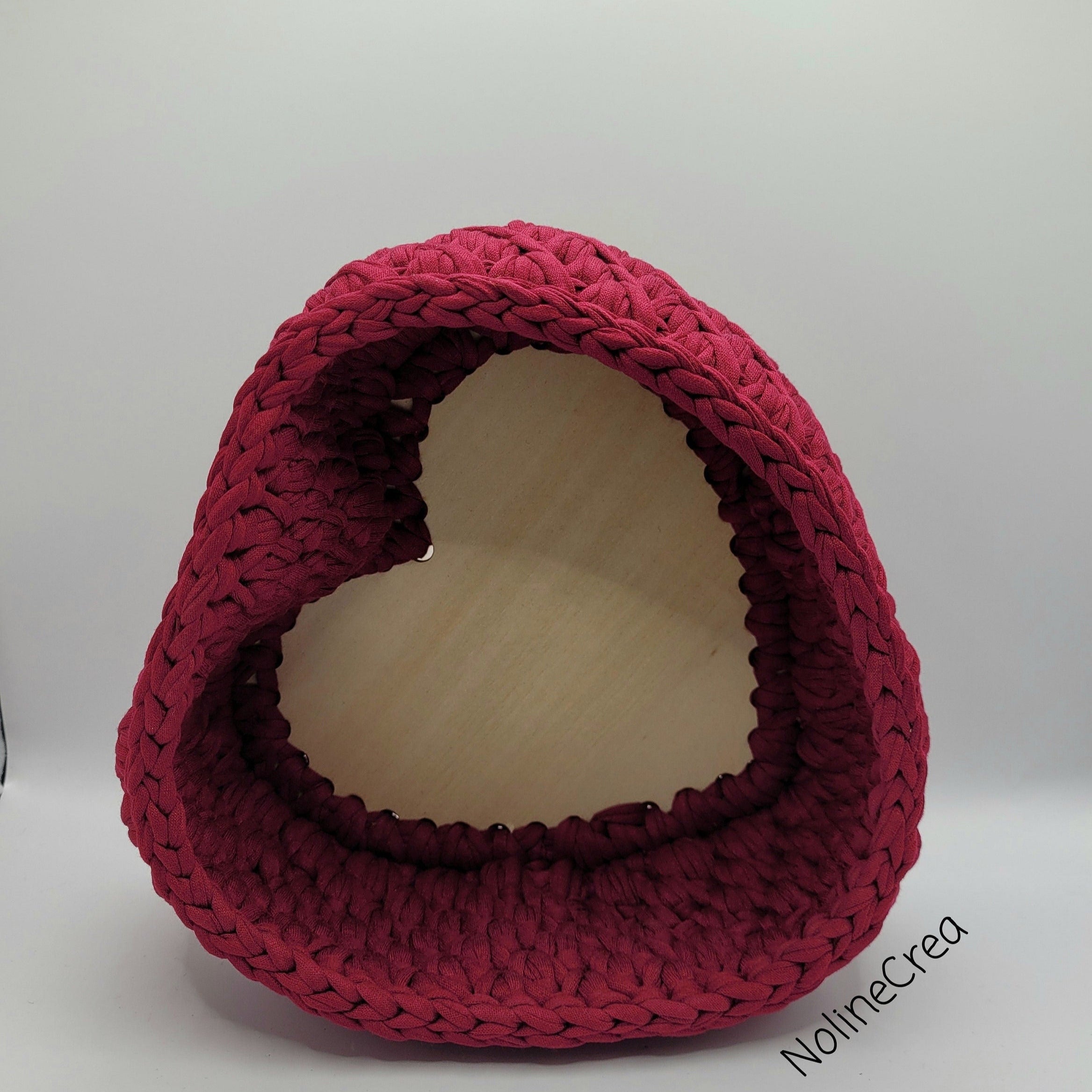 panier de rangement au crochet en forme de cœur rouge, base en bois