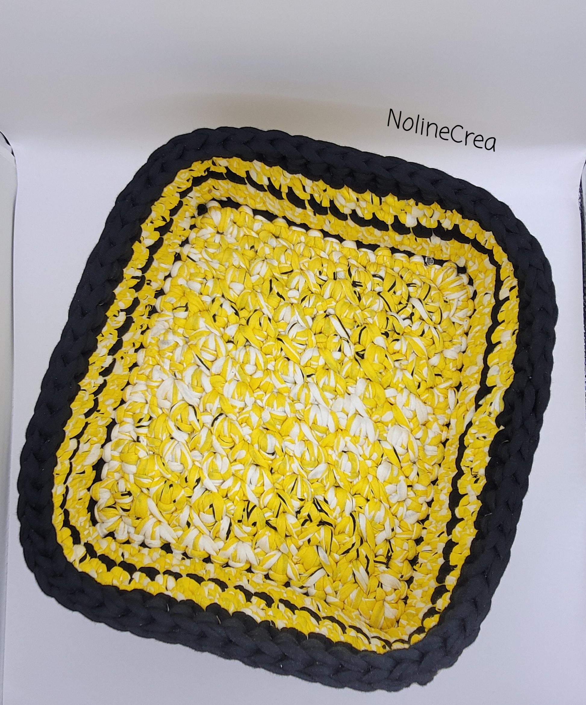Panier de rangement au crochet jaune et noir