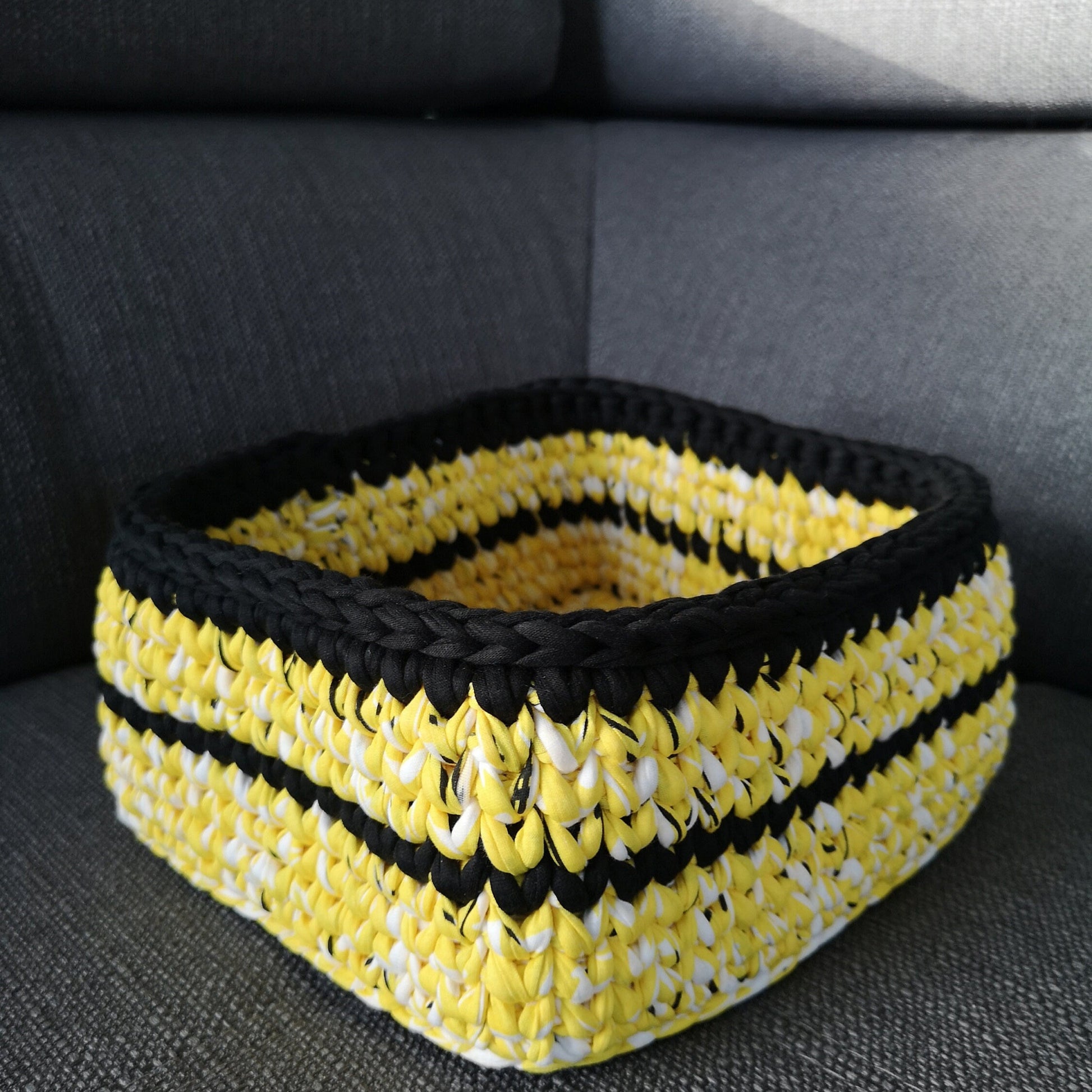 Panier de rangement au crochet jaune et noir