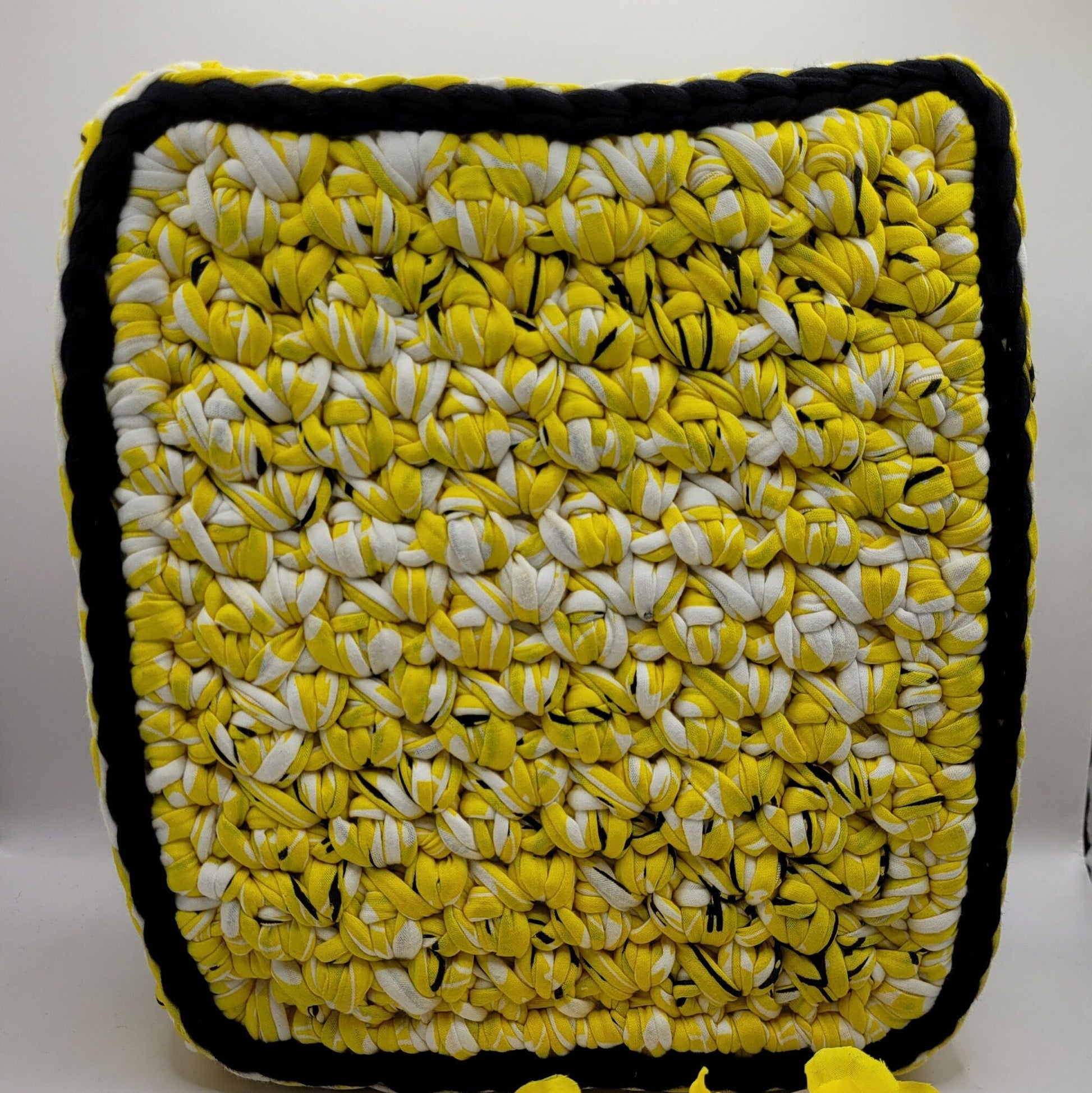 Panier de rangement au crochet jaune et noir
