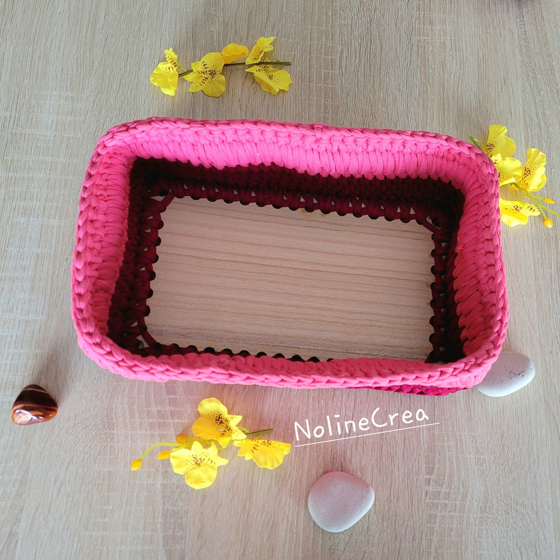 Panier de rangement fait au crochet, couleur rouge et rose, fond rectangle en bois
