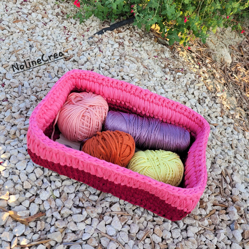 Panier de rangement fait au crochet, couleur rouge et rose, fond rectangle en bois