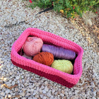 Panier de rangement fait au crochet, couleur rouge et rose, fond rectangle en bois