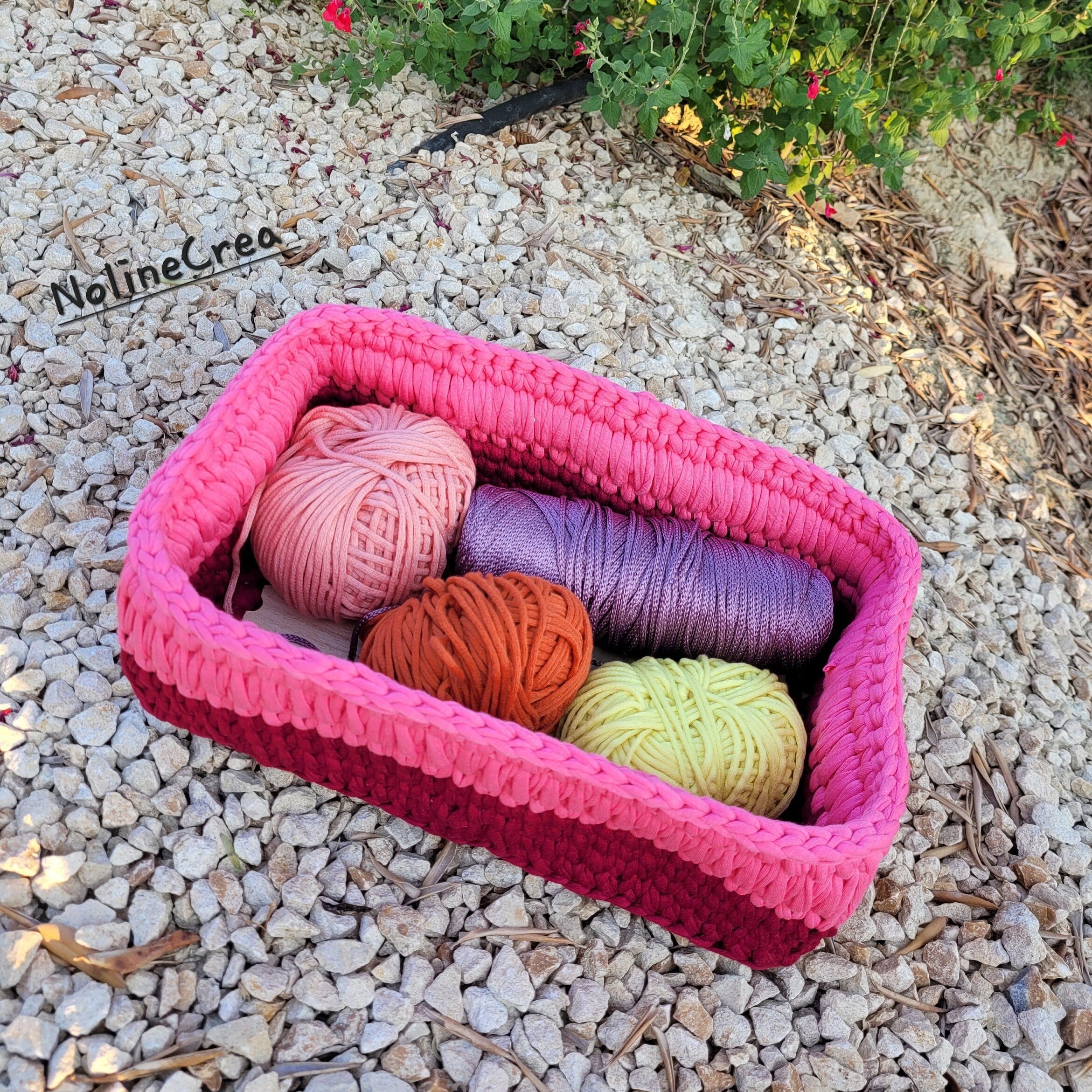 Panier de rangement fait au crochet, couleur rouge et rose, fond rectangle en bois