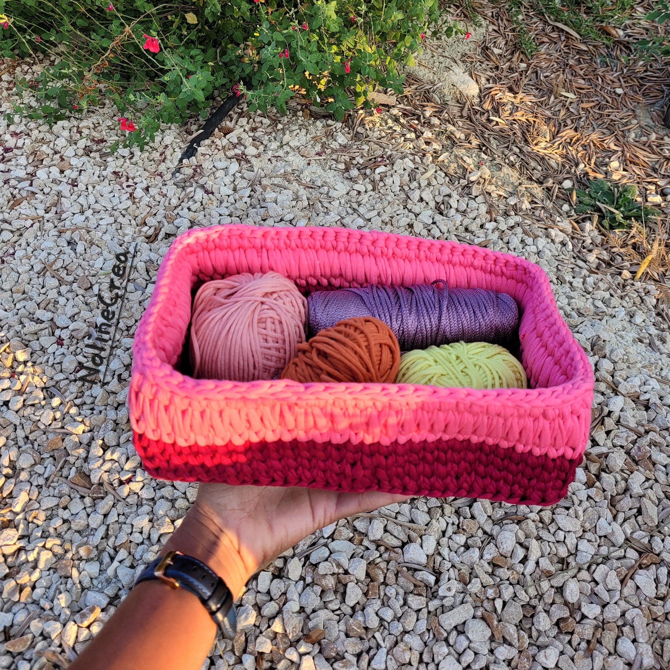 Panier de rangement fait au crochet, couleur rouge et rose, fond rectangle en bois