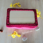Panier de rangement fait au crochet, couleur rouge et rose, fond rectangle en bois