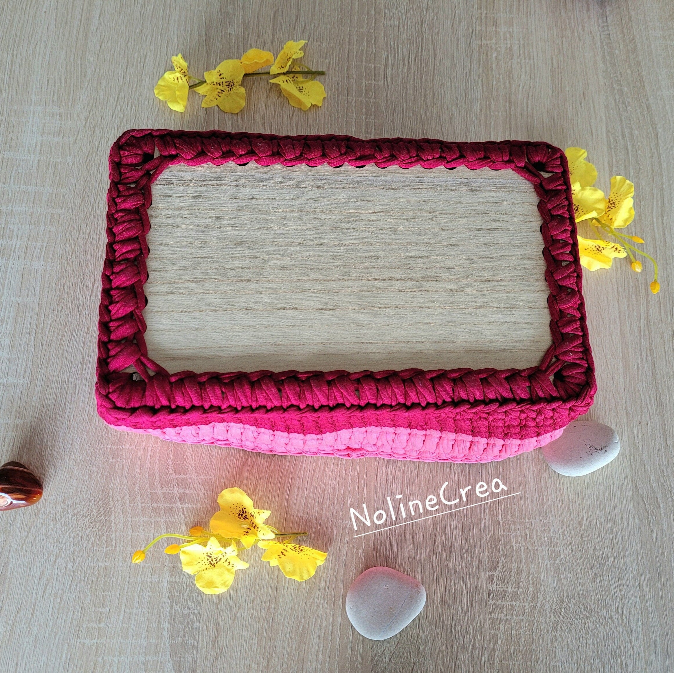 Panier de rangement fait au crochet, couleur rouge et rose, fond rectangle en bois