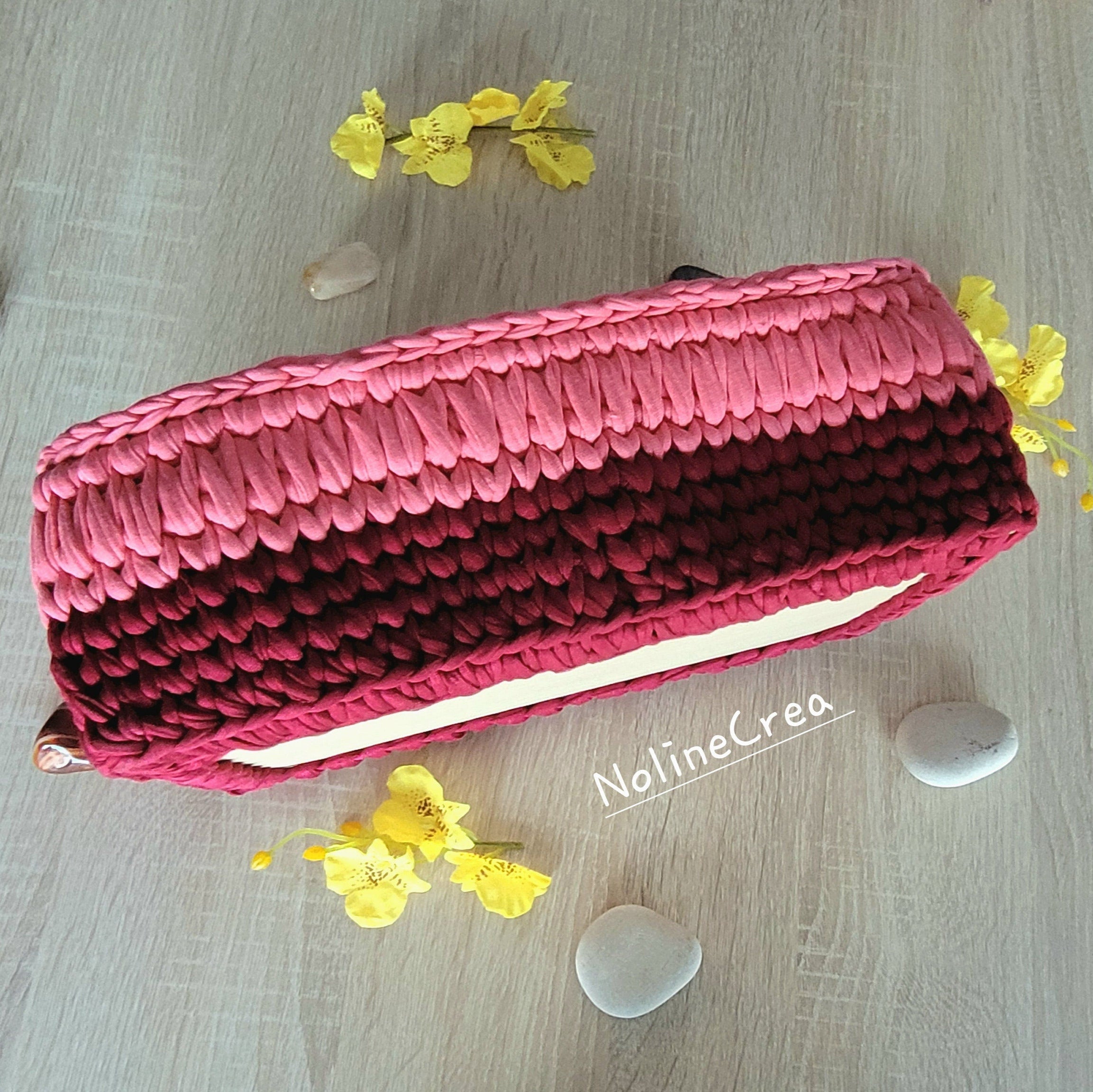 Panier de rangement fait au crochet, couleur rouge et rose, fond rectangle en bois