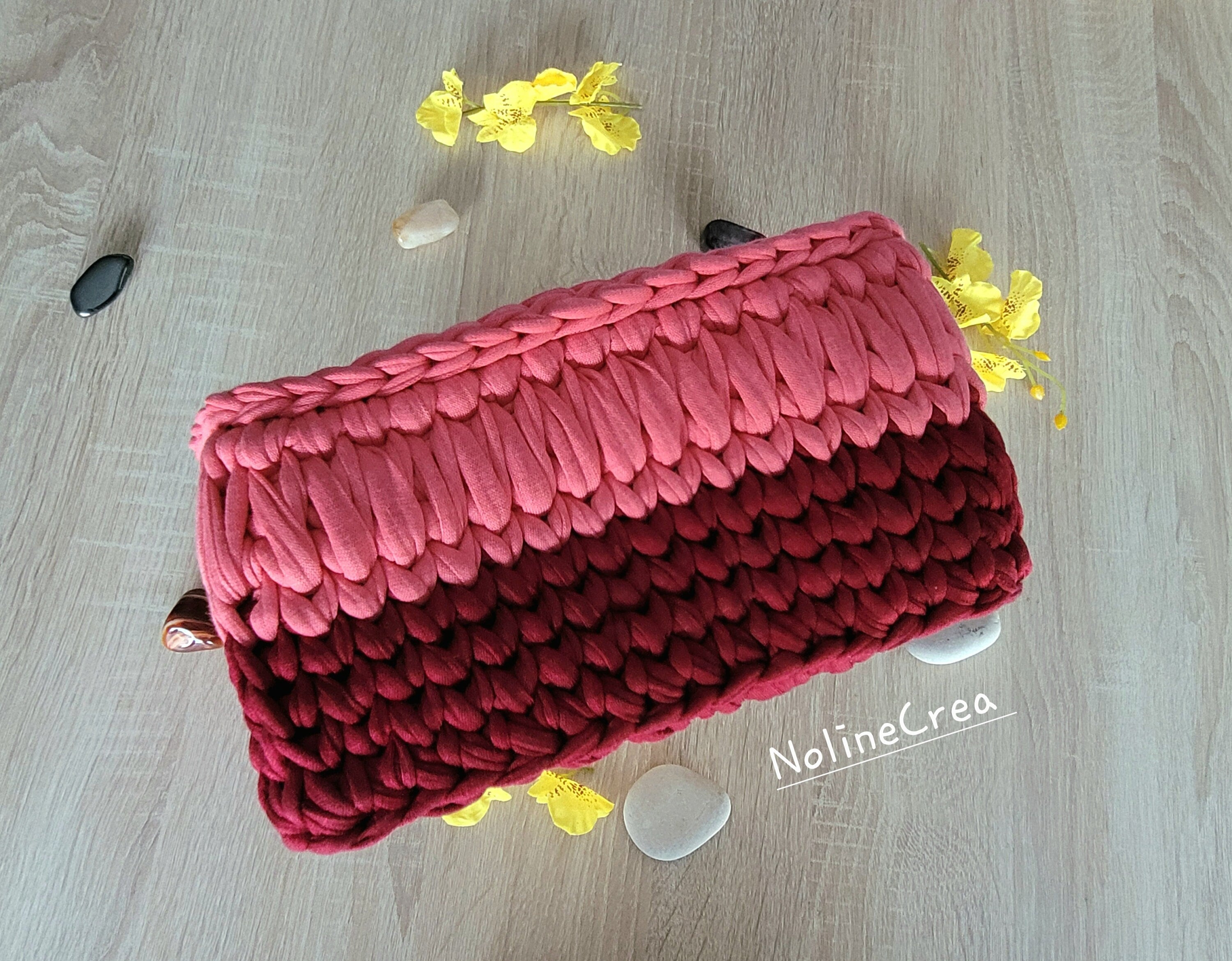 Panier de rangement fait au crochet, couleur rouge et rose, fond rectangle en bois