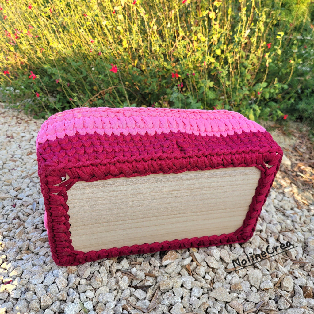 Panier de rangement fait au crochet, couleur rouge et rose, fond rectangle en bois
