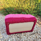 Panier de rangement fait au crochet, couleur rouge et rose, fond rectangle en bois