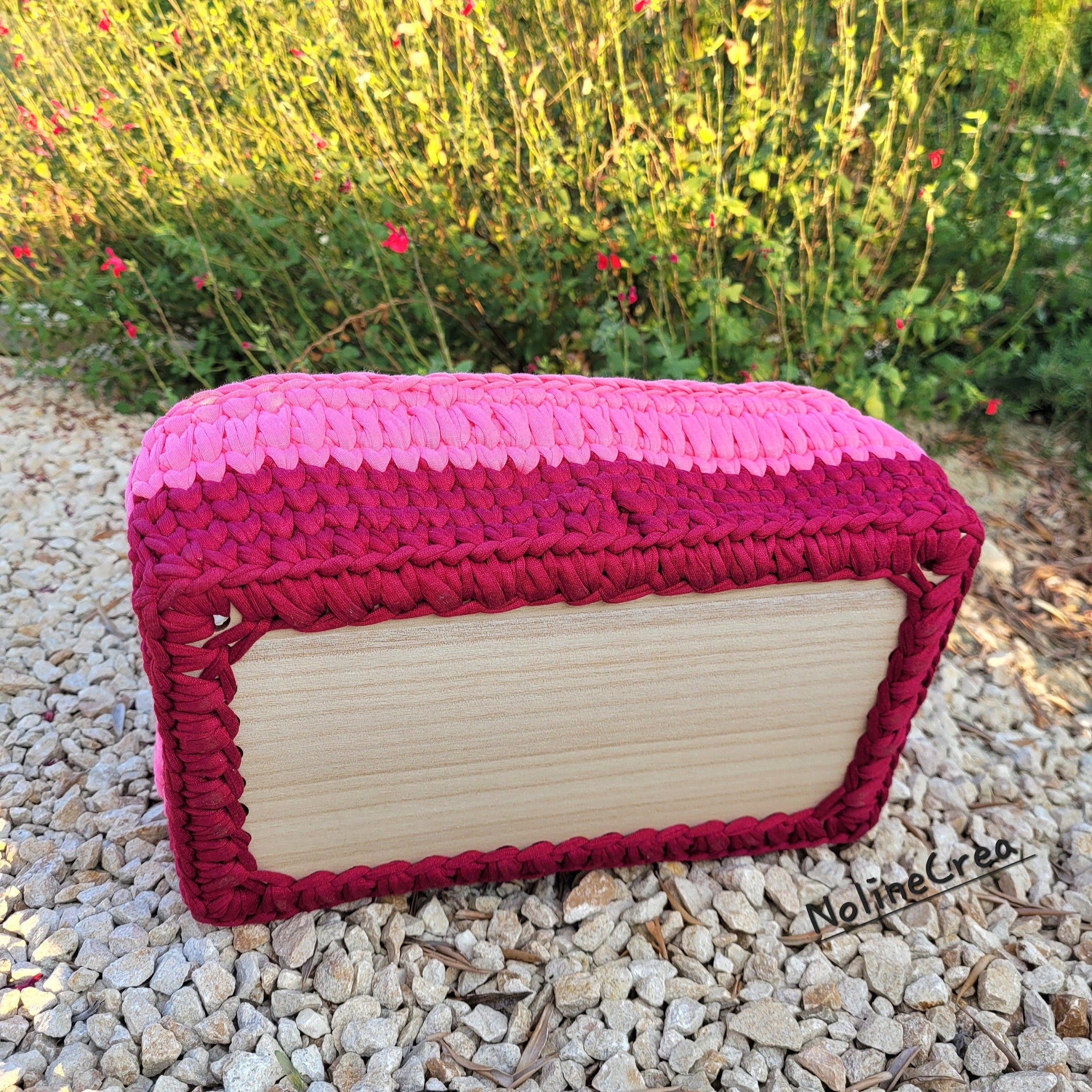 Panier de rangement fait au crochet, couleur rouge et rose, fond rectangle en bois