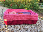 Panier de rangement fait au crochet, couleur rouge et rose, fond rectangle en bois