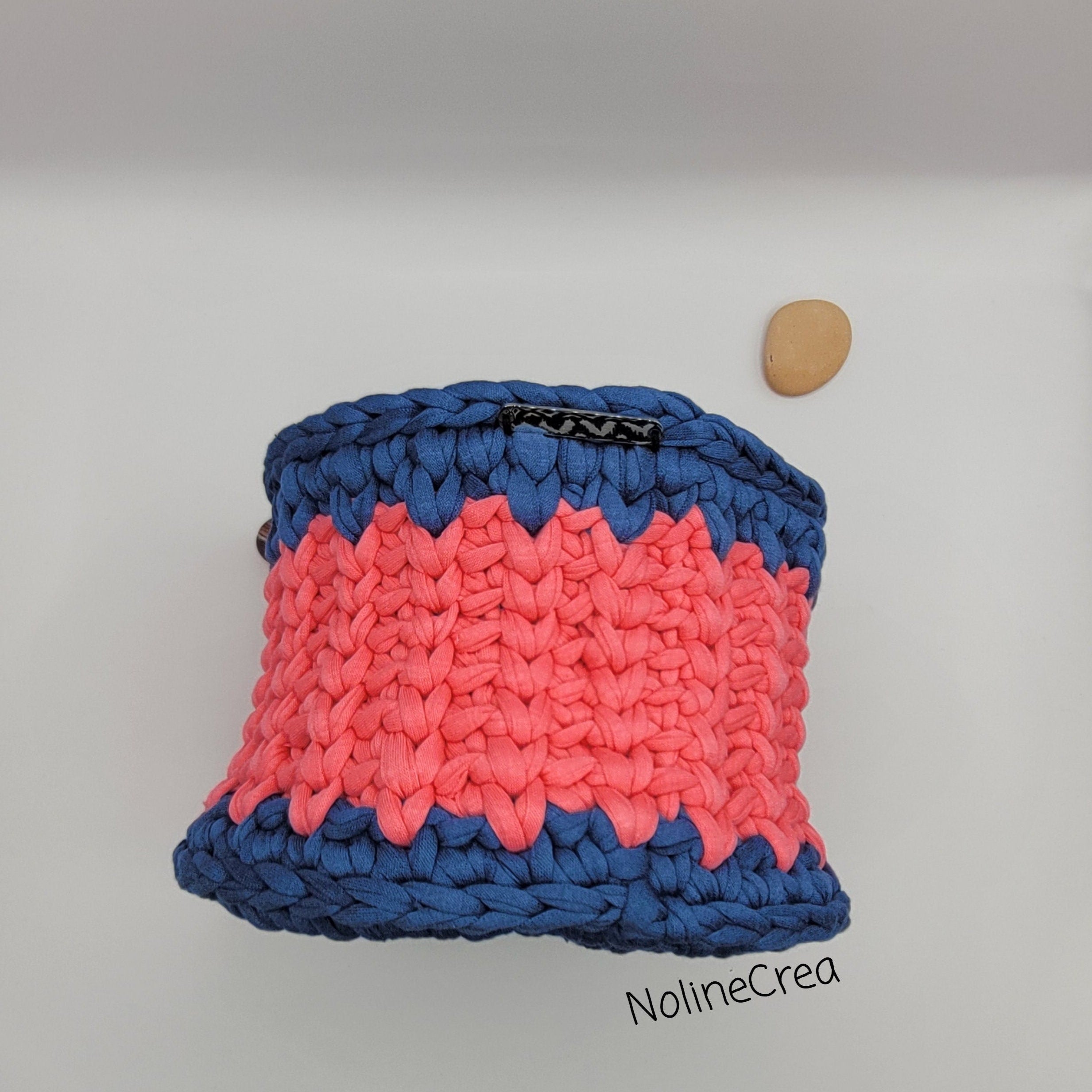 Panier fait main au crochet avec du fil recyclé, bleu et rose