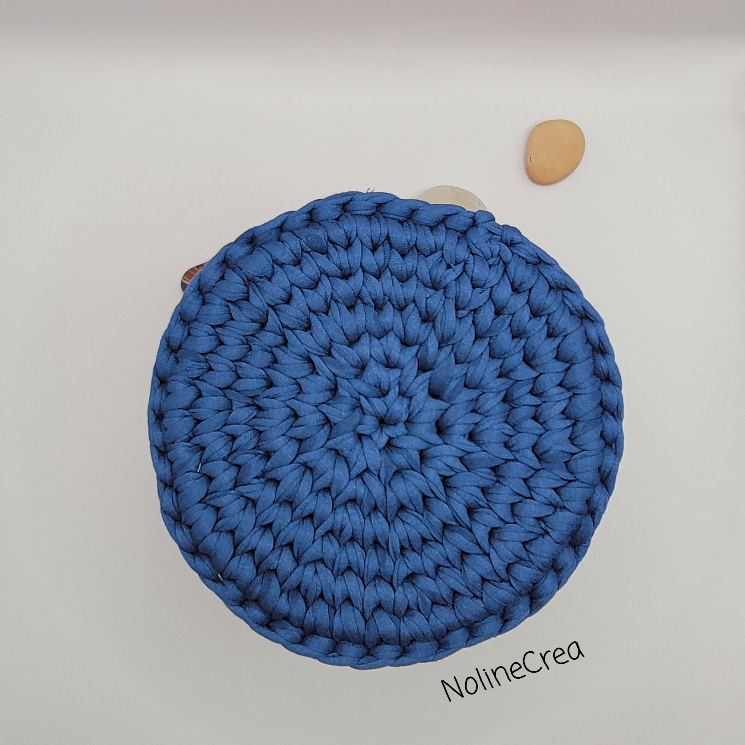 Panier fait main au crochet avec du fil recyclé, bleu et rose