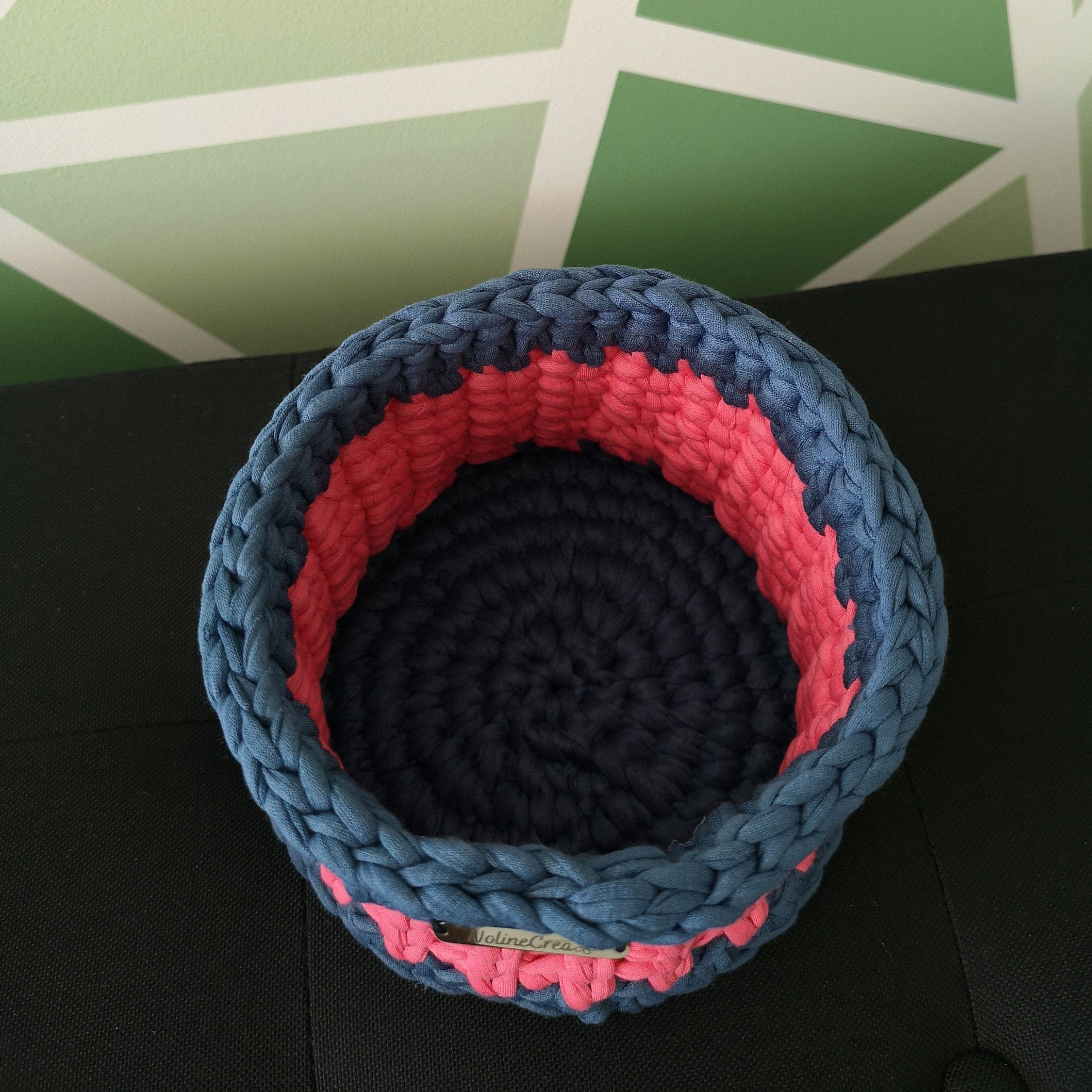 Panier fait main au crochet avec du fil recyclé, bleu et rose