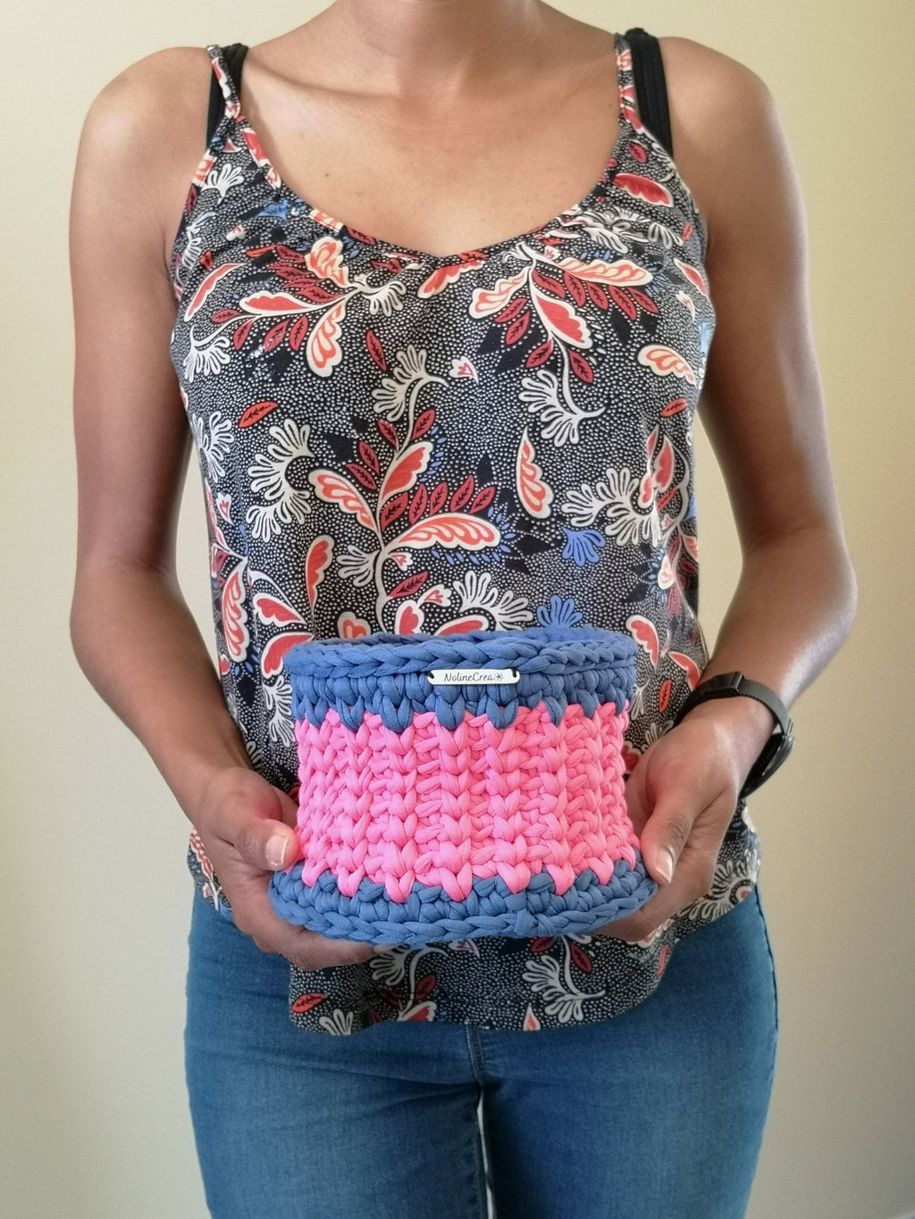 Panier fait main au crochet avec du fil recyclé, bleu et rose