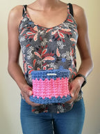 Panier fait main au crochet avec du fil recyclé, bleu et rose