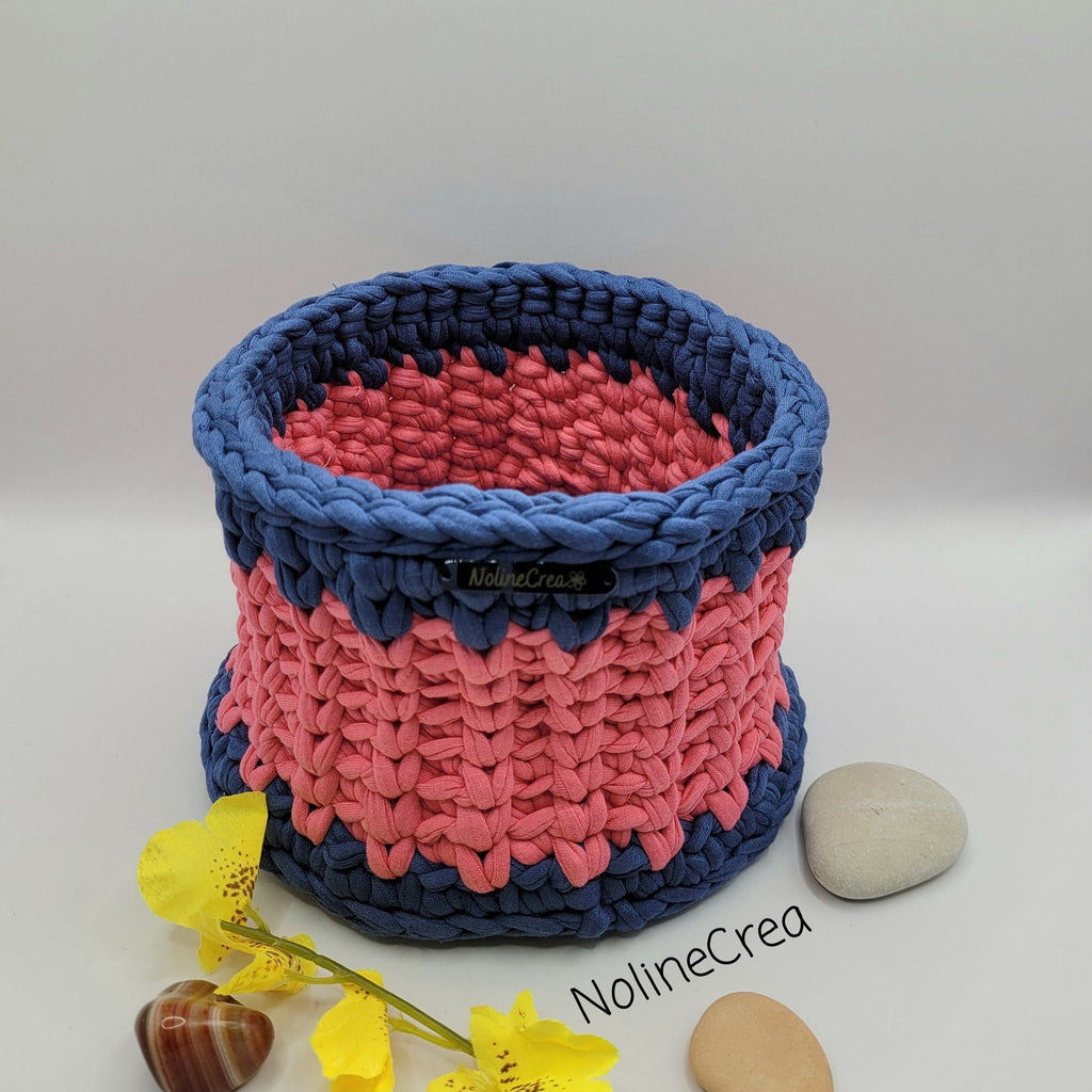 Panier fait main au crochet avec du fil recyclé, bleu et rose