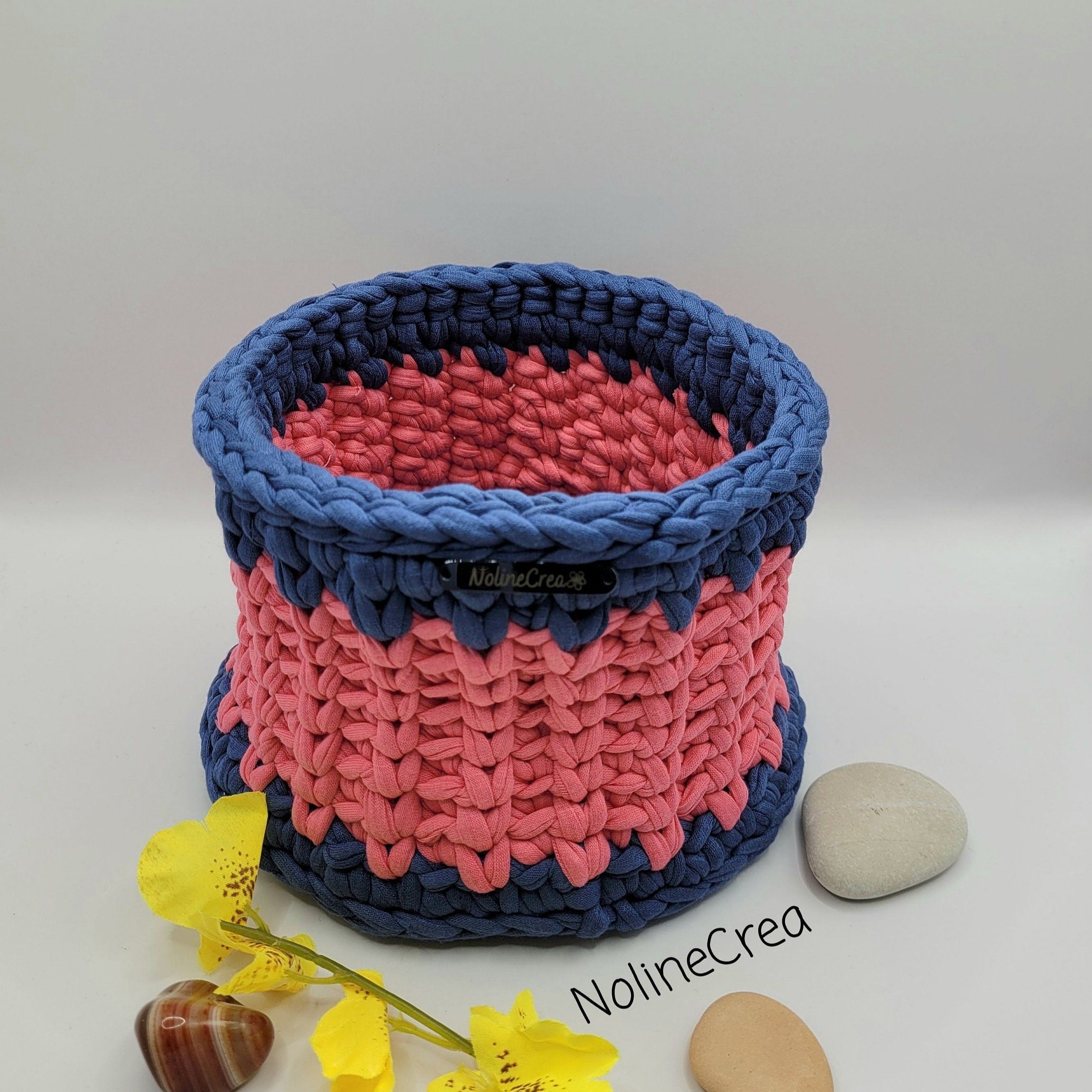 Panier fait main au crochet avec du fil recyclé, bleu et rose