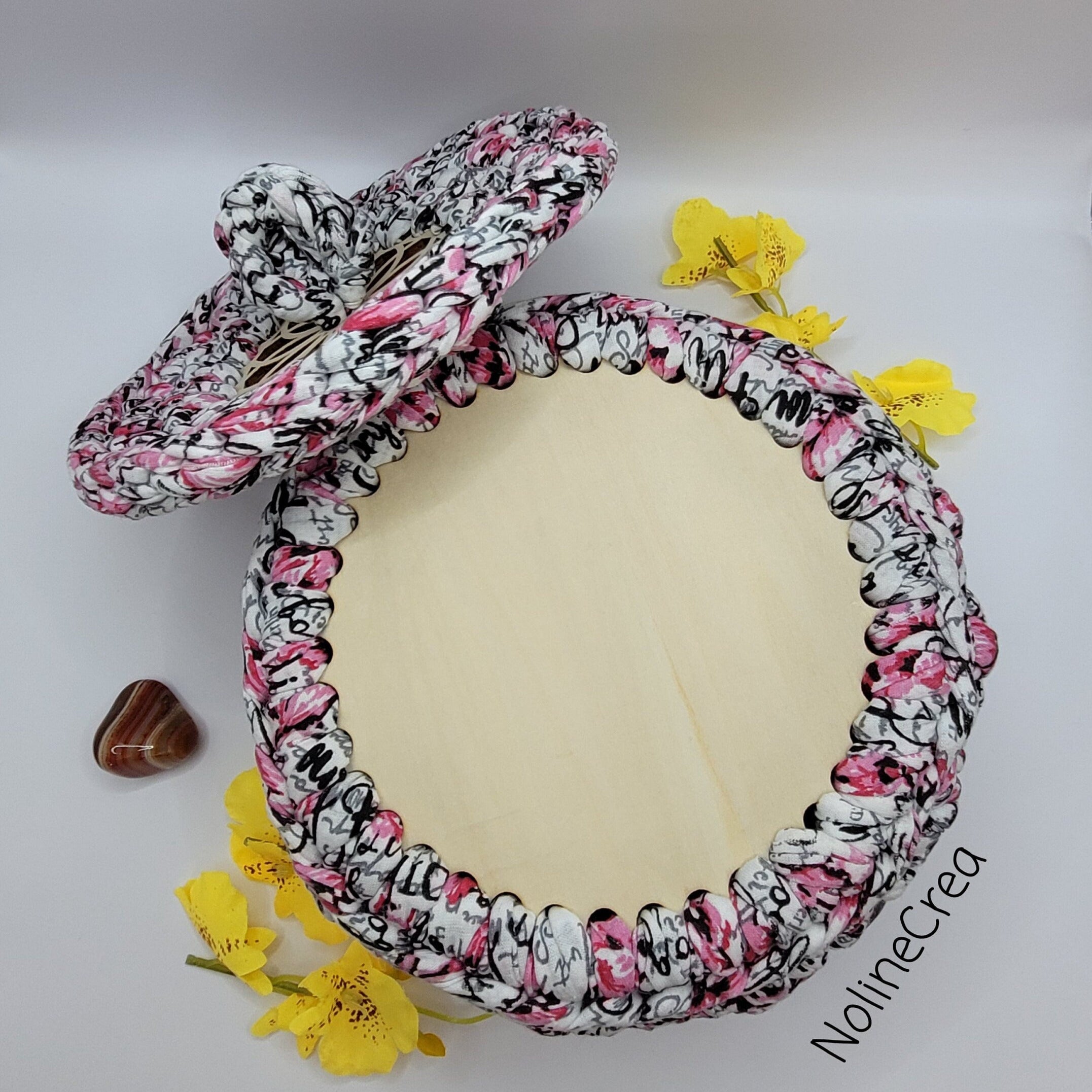 petit panier au crochet imprimé rose, base en bois et couvercle sculpté