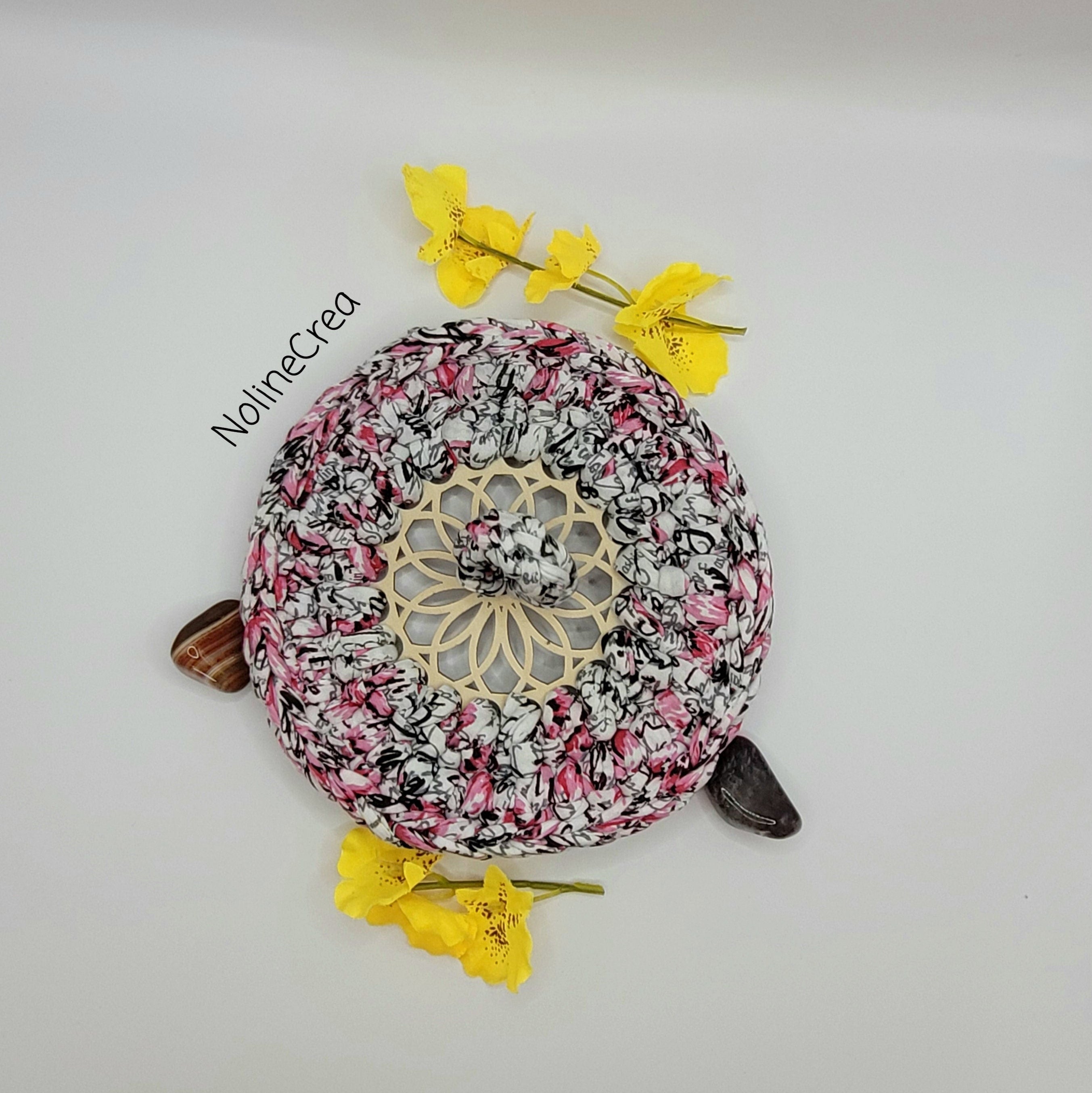 petit panier au crochet imprimé rose, base en bois et couvercle sculpté