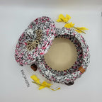 petit panier au crochet imprimé rose, base en bois et couvercle sculpté