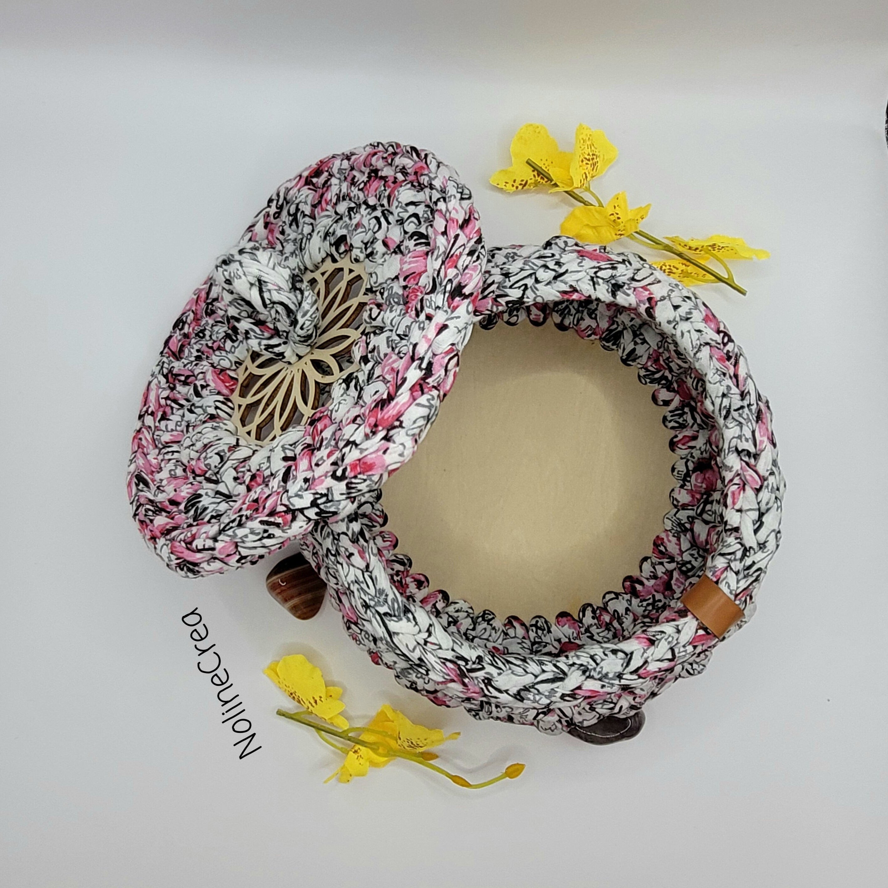 petit panier au crochet imprimé rose, base en bois et couvercle sculpté