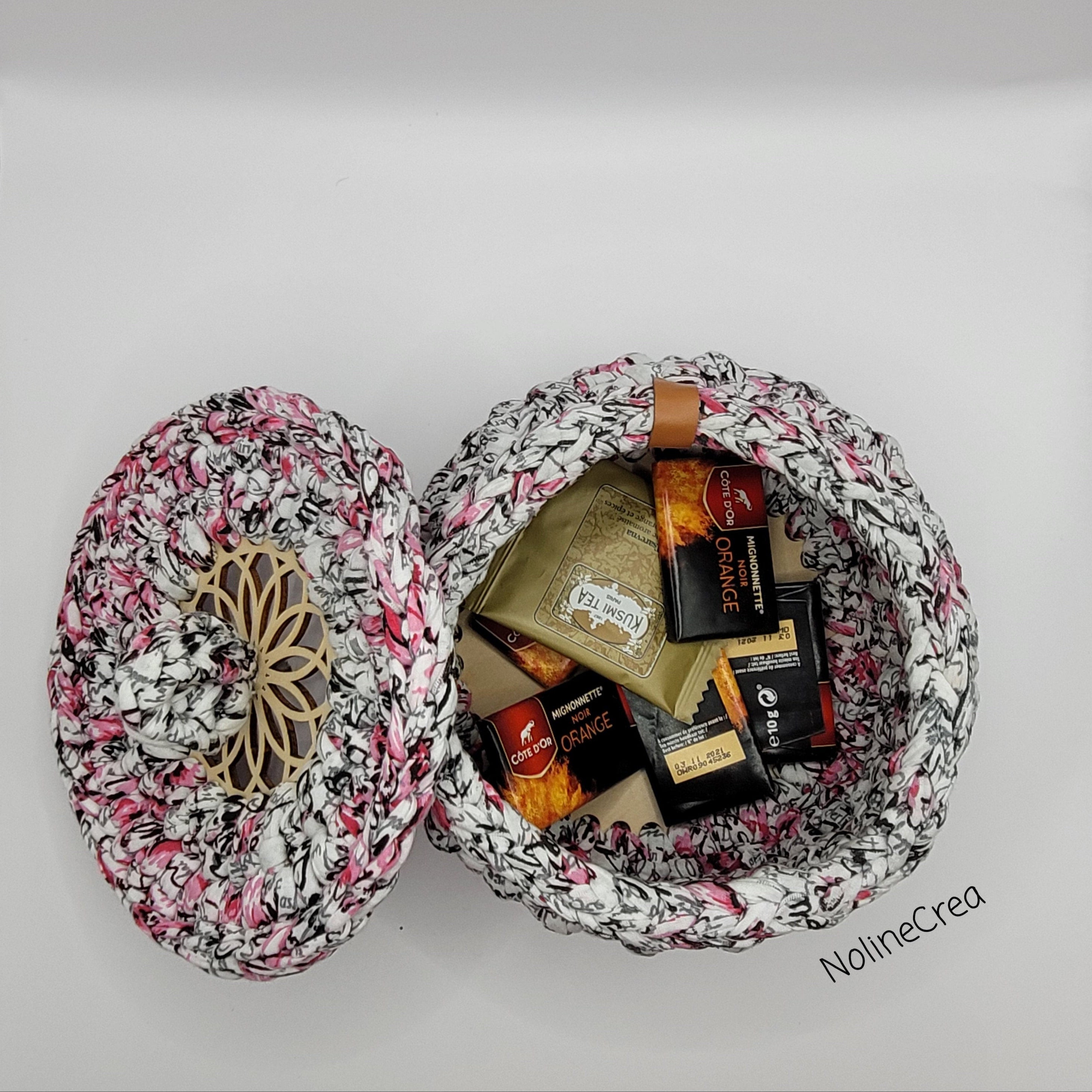 petit panier au crochet imprimé rose, base en bois et couvercle sculpté