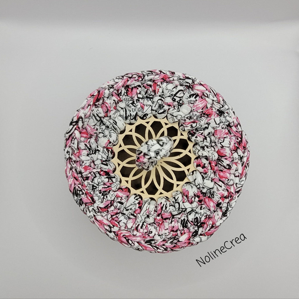 petit panier au crochet imprimé rose, base en bois et couvercle sculpté
