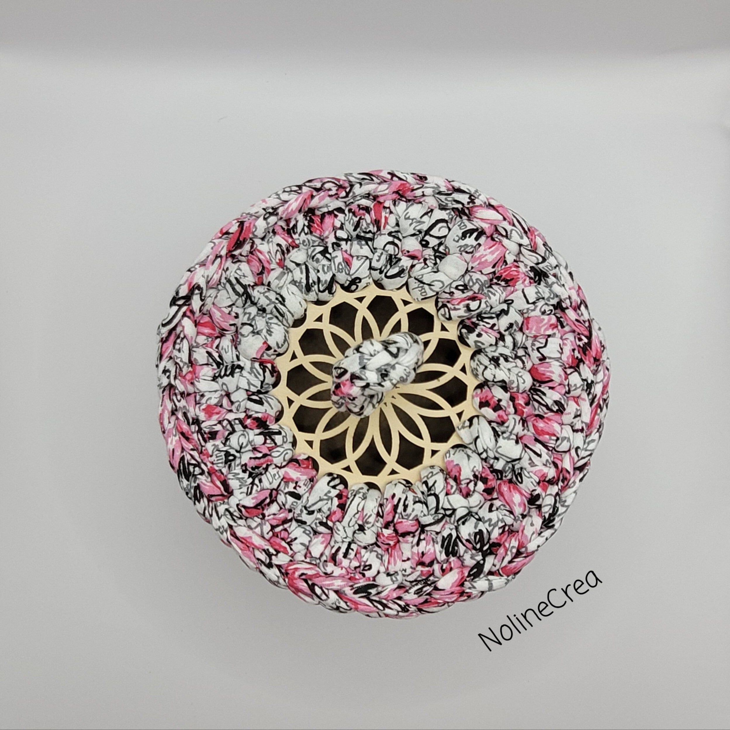 petit panier au crochet imprimé rose, base en bois et couvercle sculpté