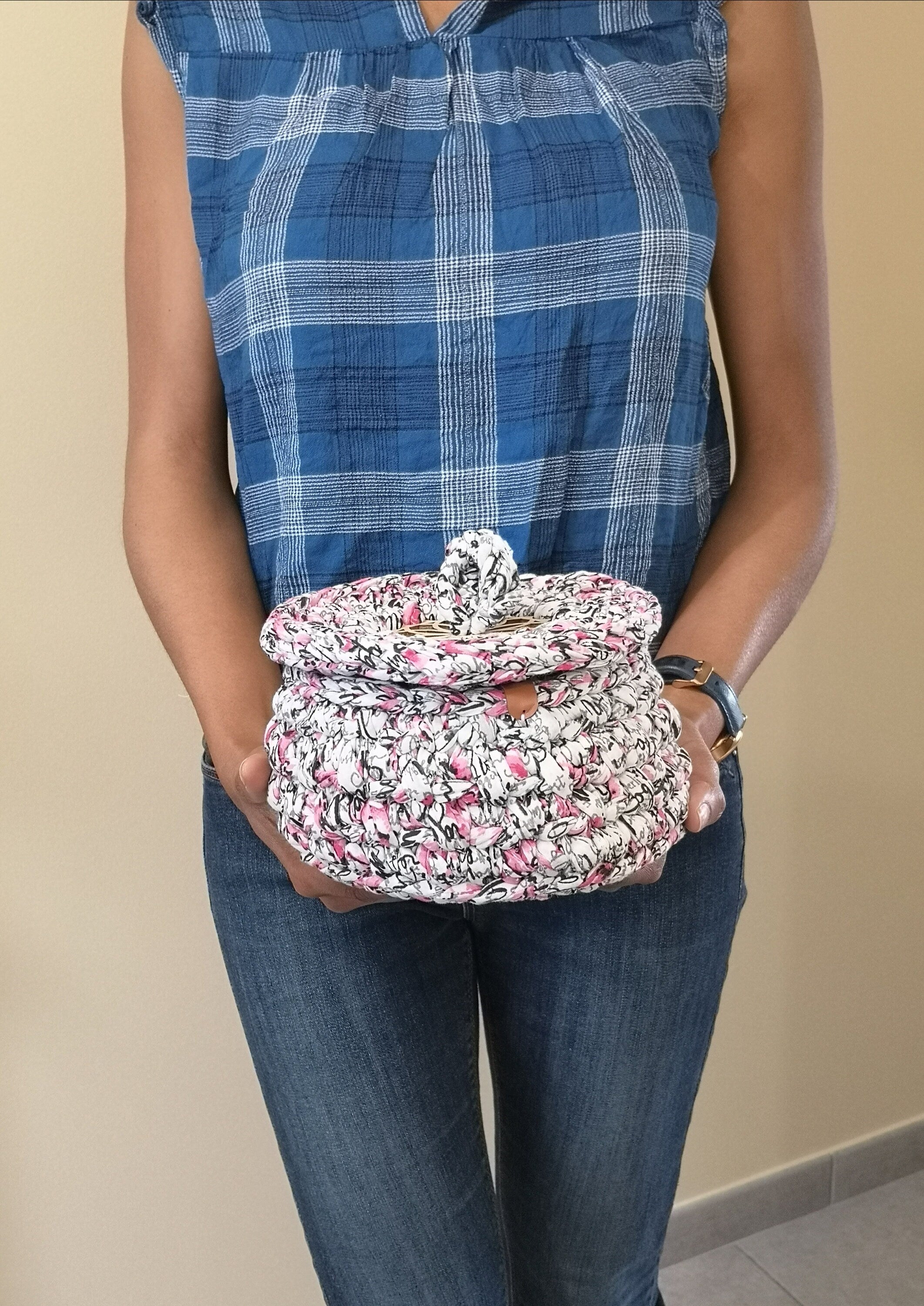petit panier au crochet imprimé rose, base en bois et couvercle sculpté