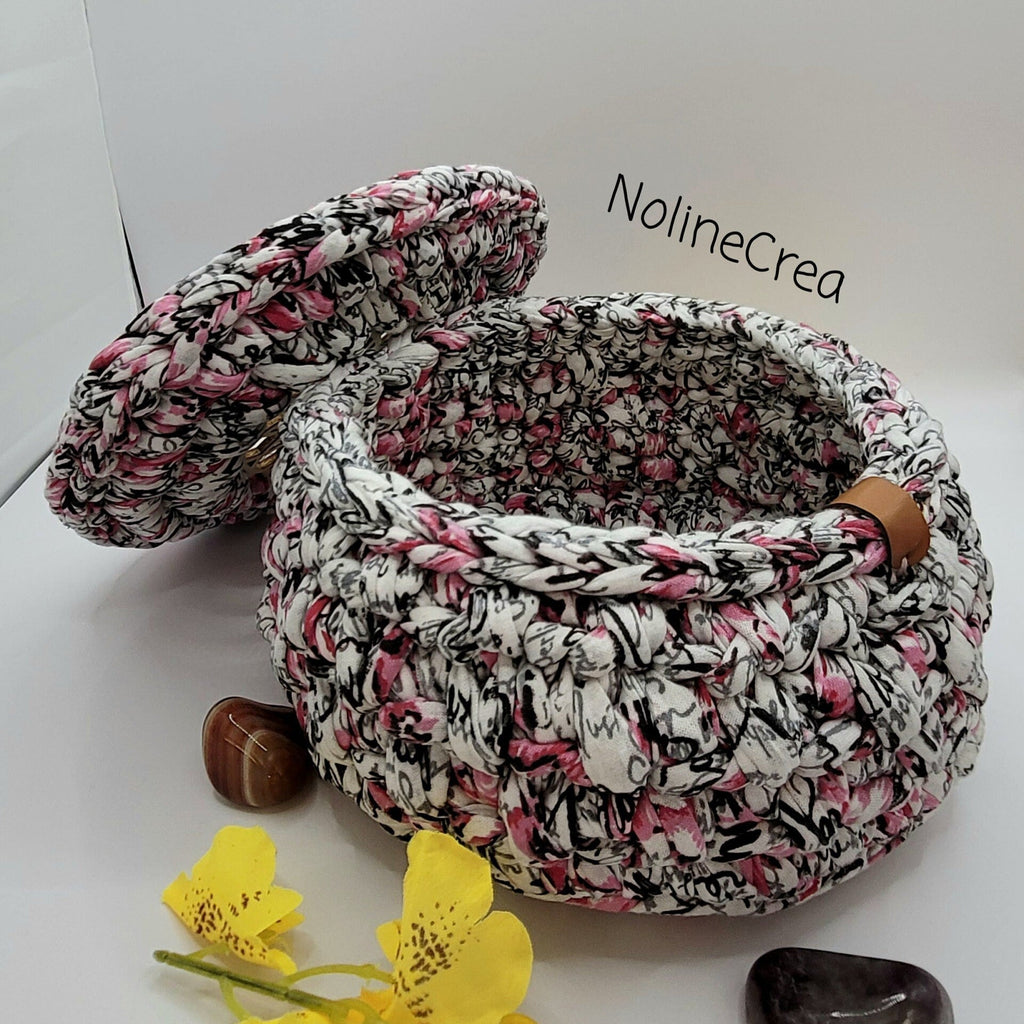 petit panier au crochet imprimé rose, base en bois et couvercle sculpté