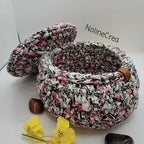 petit panier au crochet imprimé rose, base en bois et couvercle sculpté