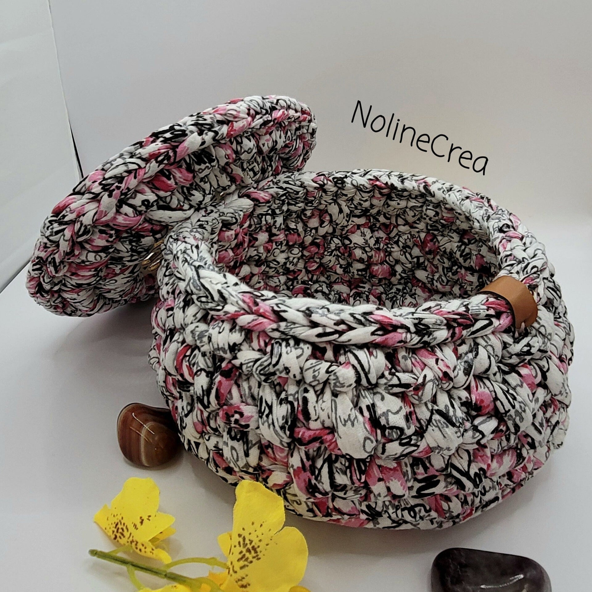 petit panier au crochet imprimé rose, base en bois et couvercle sculpté