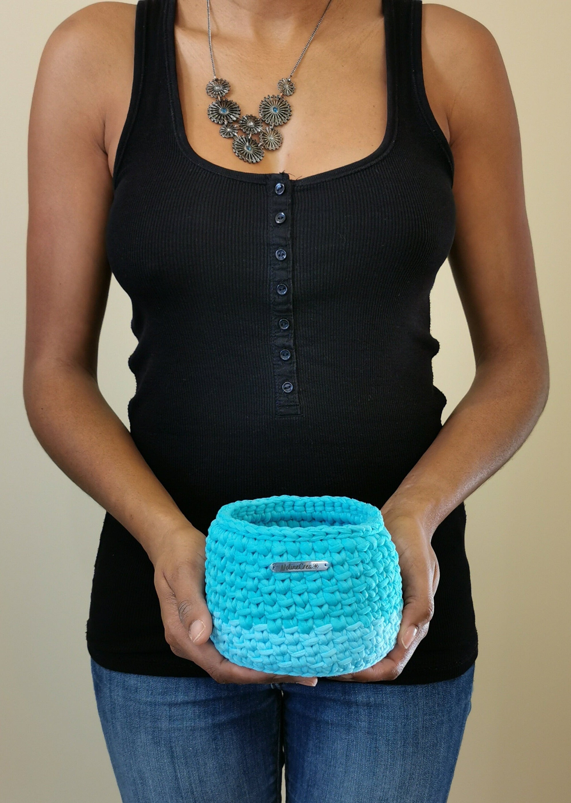 Petit panier au crochet nuances de bleu
 porté par femme