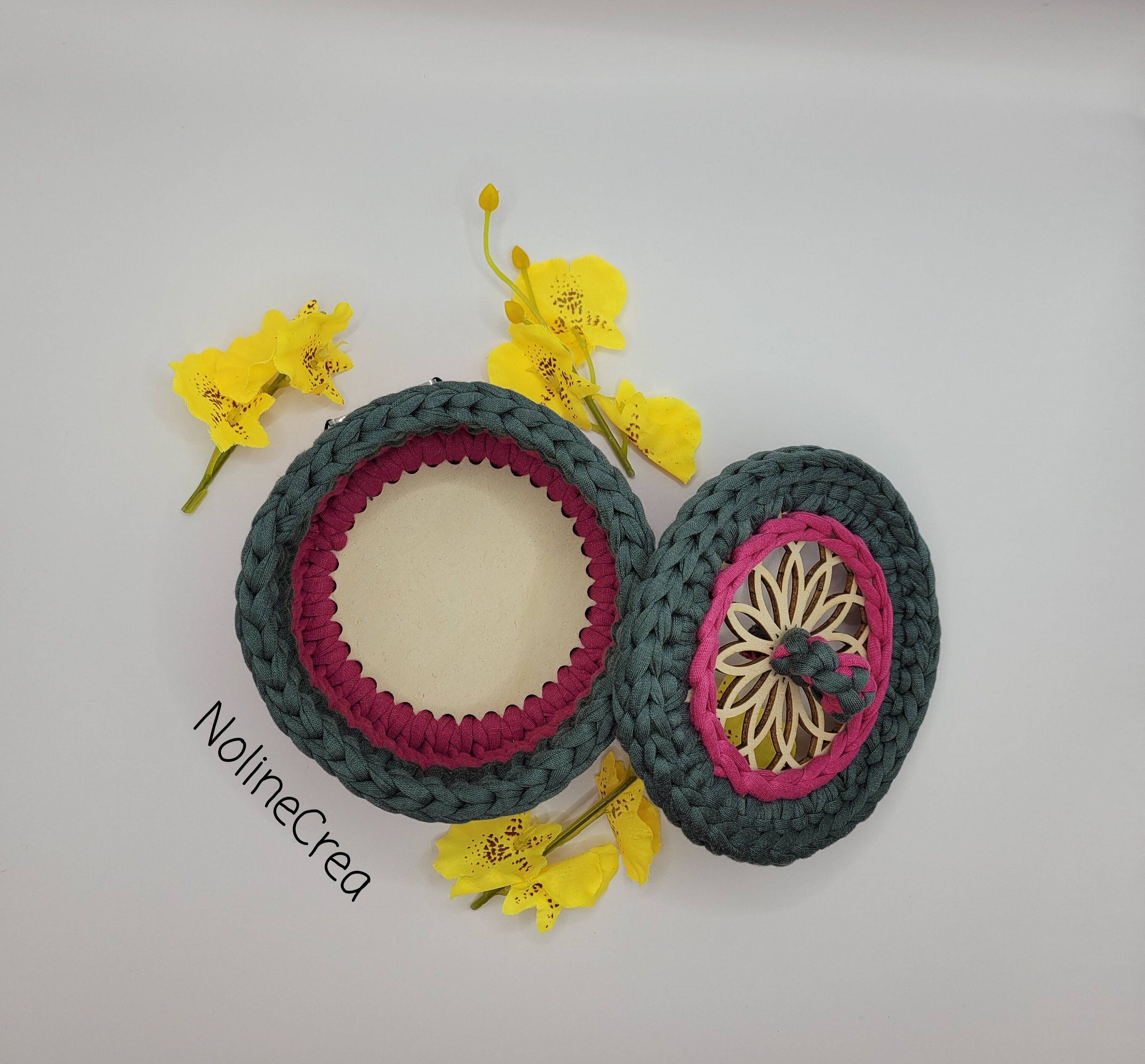 Petit panier au crochet de couleur rose et verte, avec couvercle rond sculpté rosace