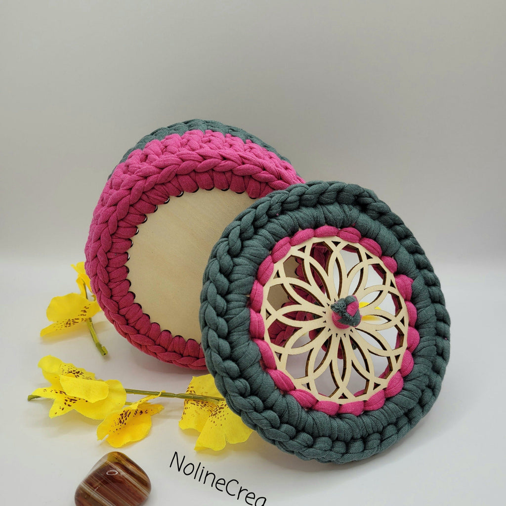 Petit panier au crochet de couleur rose et verte, avec couvercle rond sculpté rosace