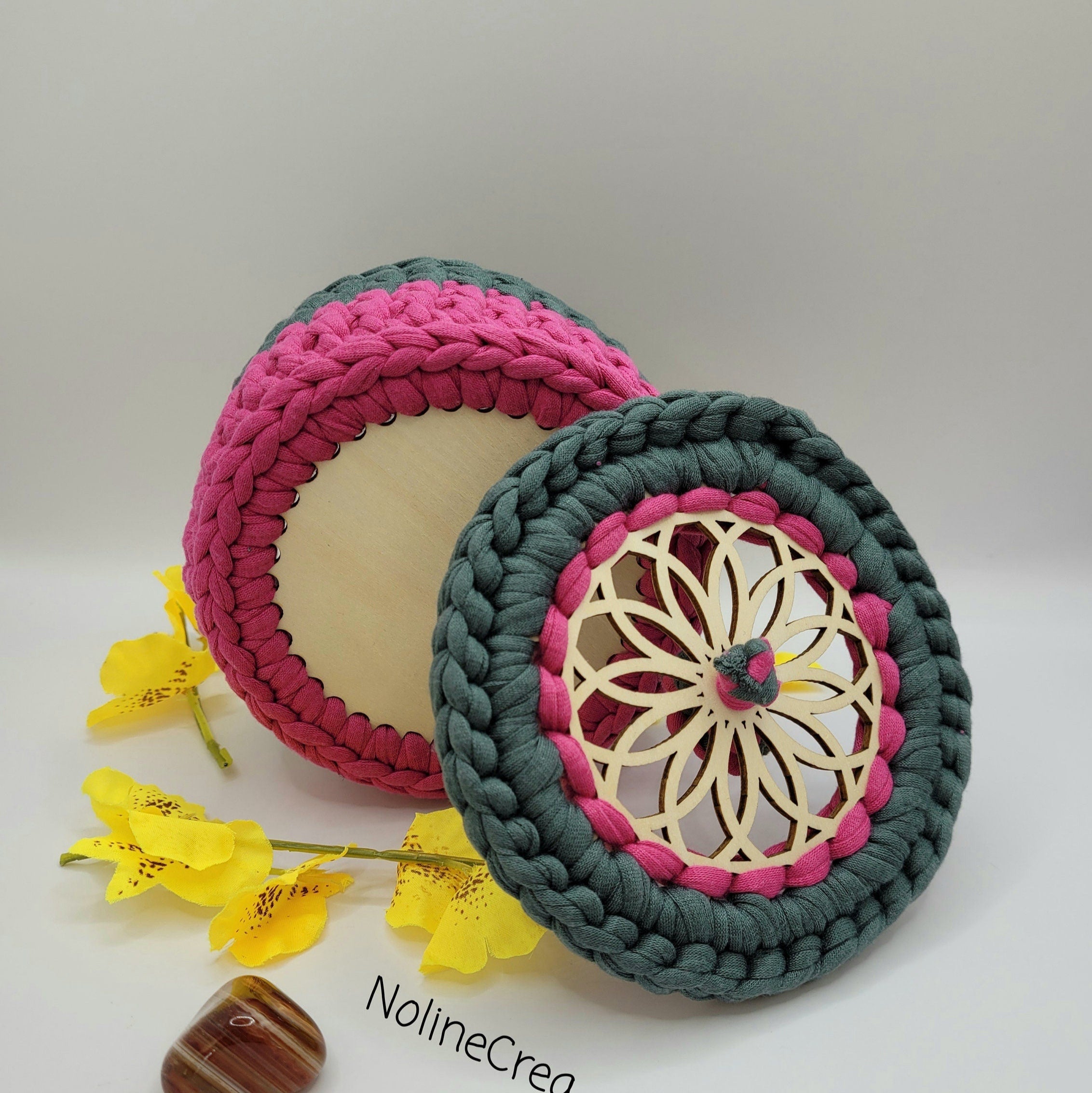 Petit panier au crochet de couleur rose et verte, avec couvercle rond sculpté rosace