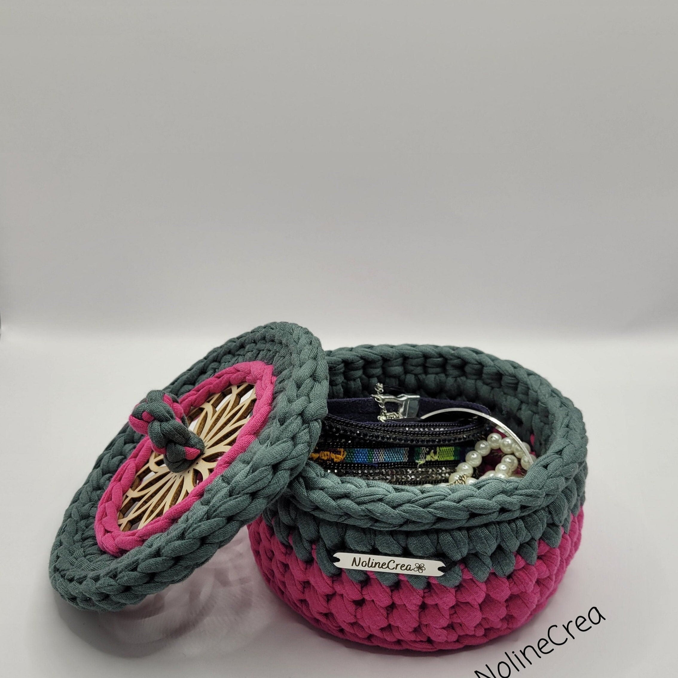 Petit panier au crochet de couleur rose et verte, avec couvercle rond sculpté rosace