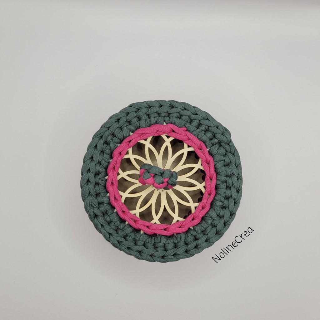 Petit panier au crochet de couleur rose et verte, avec couvercle rond sculpté rosace
