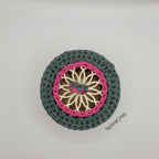 Petit panier au crochet de couleur rose et verte, avec couvercle rond sculpté rosace