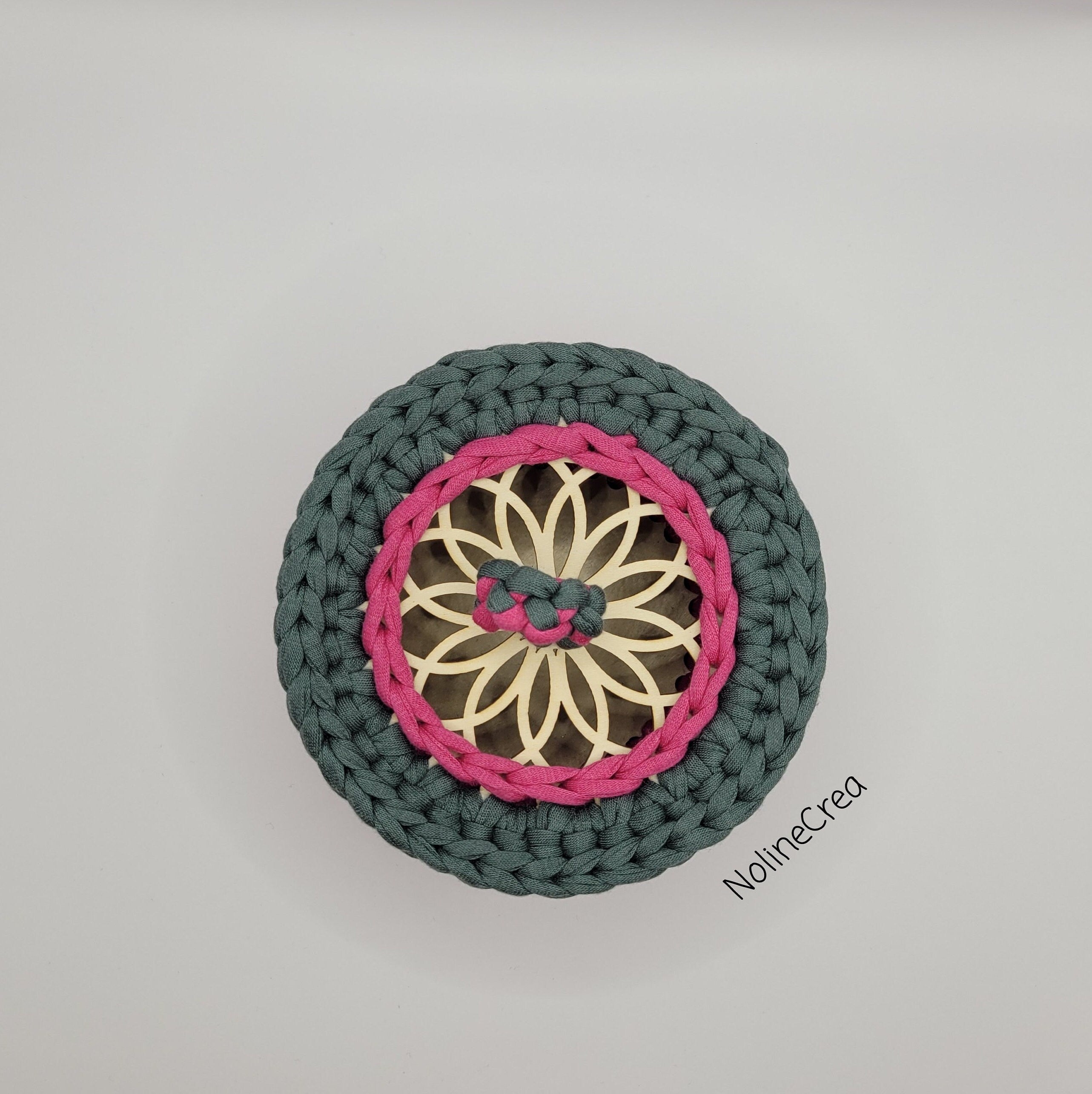 Petit panier au crochet de couleur rose et verte, avec couvercle rond sculpté rosace