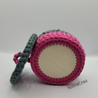 Petit panier au crochet de couleur rose et verte, avec couvercle rond sculpté rosace