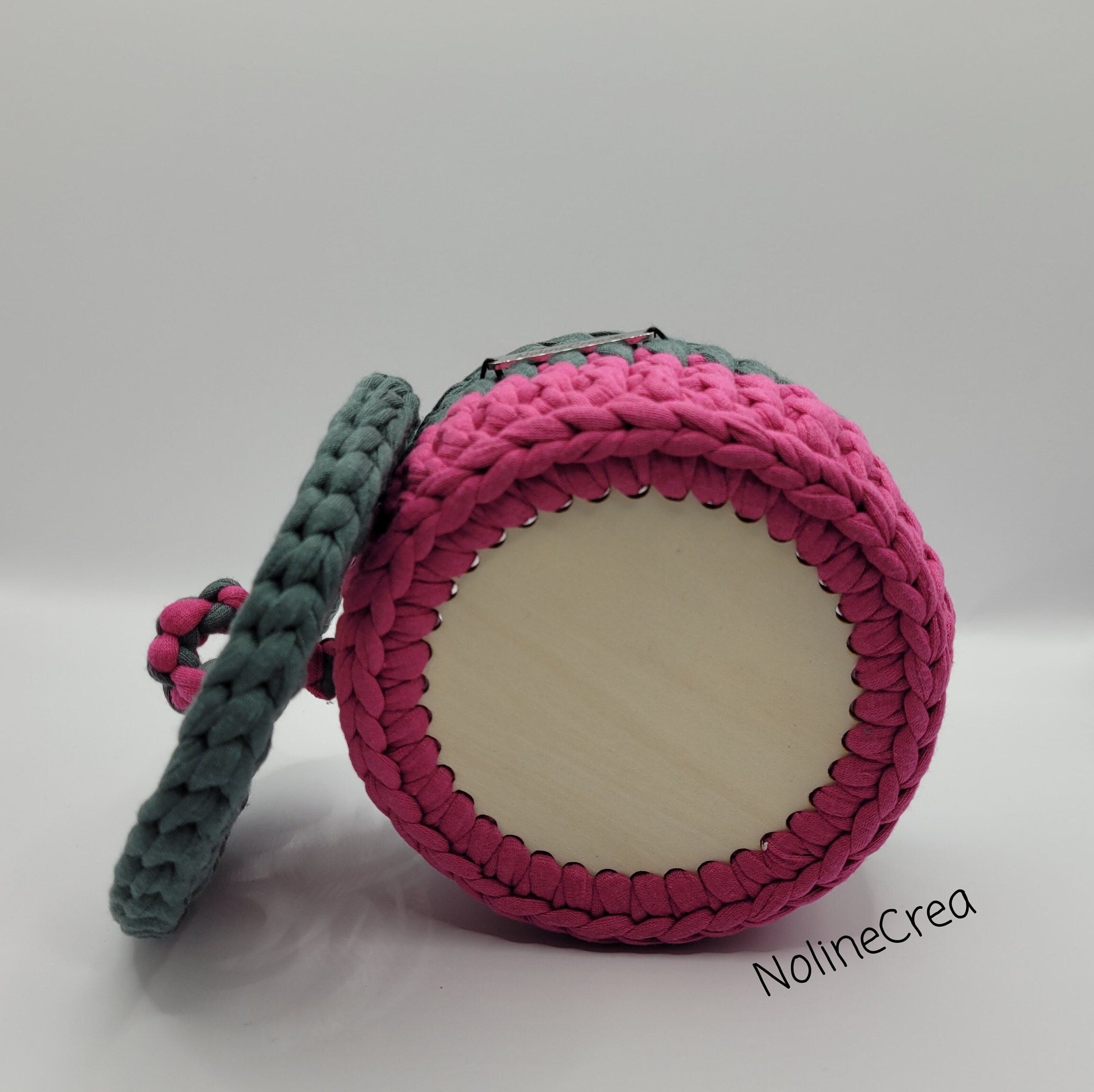 Petit panier au crochet de couleur rose et verte, avec couvercle rond sculpté rosace