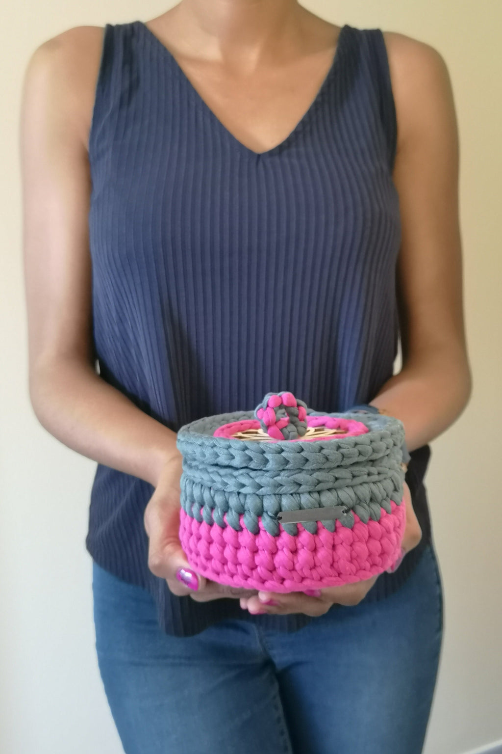 Petit panier au crochet de couleur rose et verte, avec couvercle rond sculpté rosace