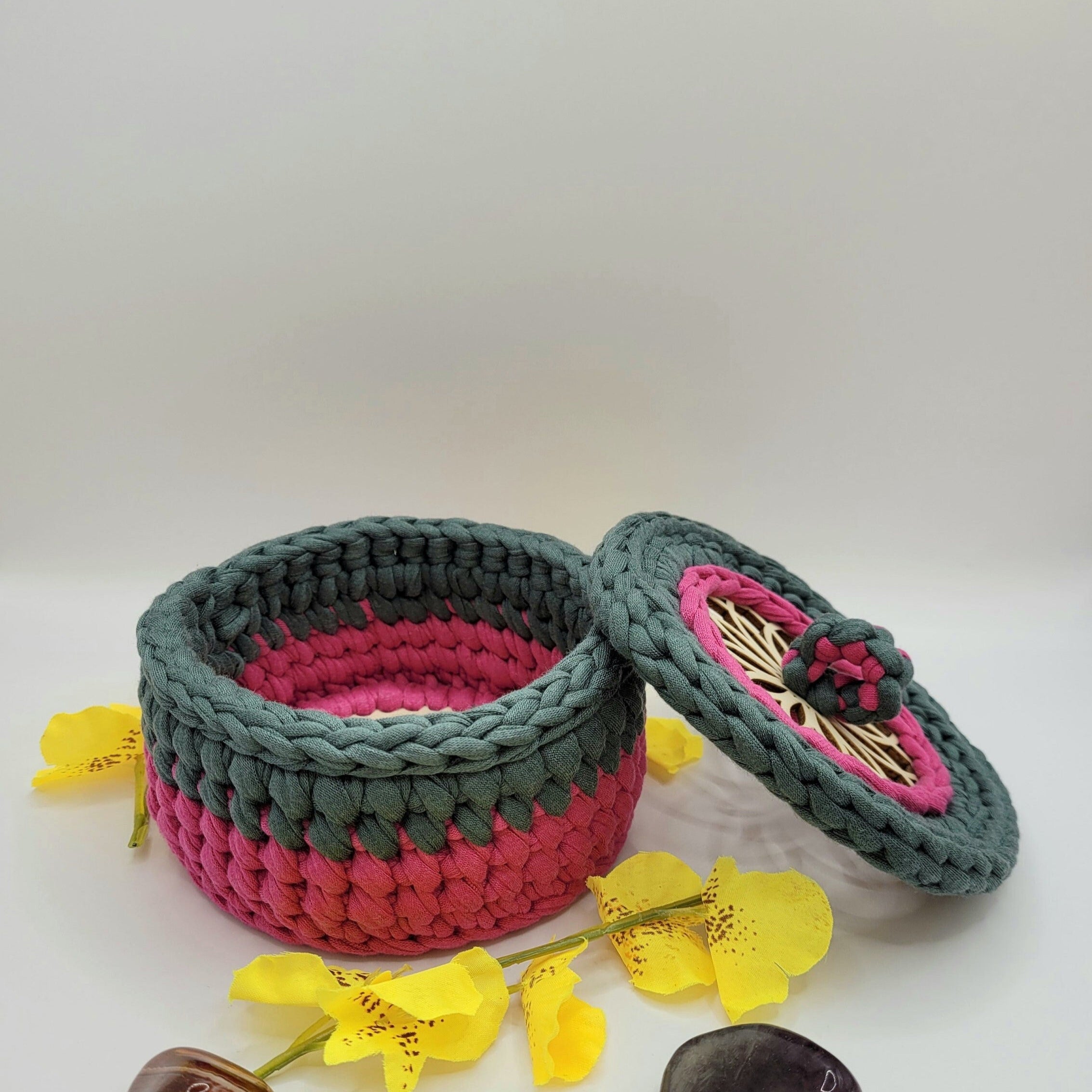 Petit panier au crochet de couleur rose et verte, avec couvercle rond sculpté rosace